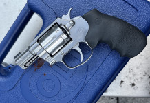 Colt Cobra cal. .38 Special +P, scaglie lucenti per il revolver americano Colt Cobra cal. .38 Special +P, scaglie lucenti per il revolver americano