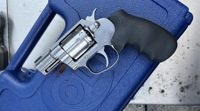 Colt Cobra cal. .38 Special +P, scaglie lucenti per il revolver americano Colt Cobra cal. .38 Special +P, scaglie lucenti per il revolver americano