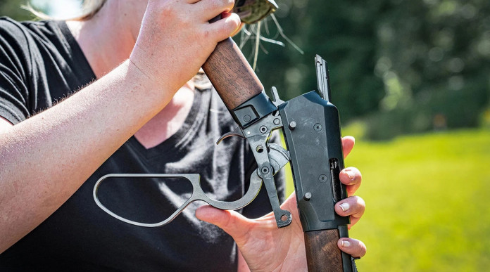 Con la Revel la Savage torna a produrre una carabina a leva Con la Revel la Savage torna a produrre una carabina a leva