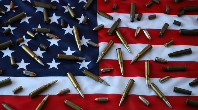 Quanti background check in America nei primi due terzi del 2024? Quanti background check in America nei primi due terzi del 2024? bandiera americana con proiettili