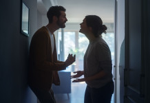 Liti in famiglia e porto d’armi per difesa, una sentenza diversa Liti in famiglia e porto d’armi per difesa, una sentenza diversa: uomo e donna discutono