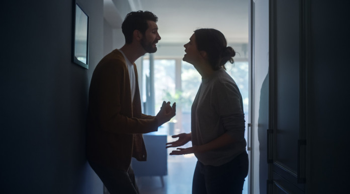Liti in famiglia e porto d’armi per difesa, una sentenza diversa Liti in famiglia e porto d’armi per difesa, una sentenza diversa: uomo e donna discutono