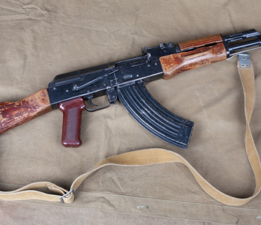 Saviano registra un podcast sul kalashnikov Saviano registra un podcast sul kalashnikov