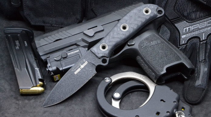Busse Combat RadioActive Duty, coltello a lama fissa da collezionista Busse Combat RadioActive Duty, coltello a lama fissa da collezionista