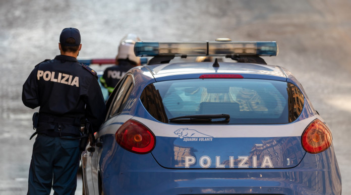 Approvata legge su armi ad agenti senza licenza Approvata legge su armi ad agenti senza licenza: poliziotto accanto ad autovettura