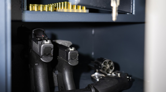 Custodia di armi e munizioni: l’iniziativa di Assoarmieri Custodia di armi e munizioni: l’iniziativa di Assoarmieri - revolver in cassaforte