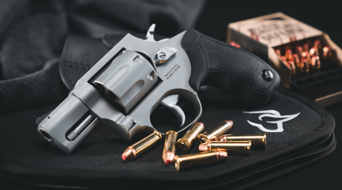 Sette colpi Taurus presenta il revolver 817 Sette colpi Taurus presenta il revolver 817