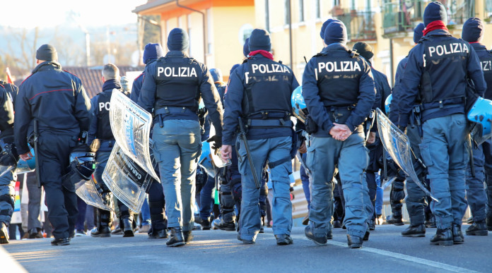 Siap e Anfp scrivono al governo sull’iscrizione degli agenti nel registro delle notizie di reato Siap e Anfp scrivono al governo sull’iscrizione degli agenti nel registro delle notizie di reato: poliziotti di spalle