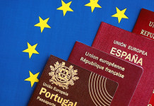 Emendamento su locazione e comodato di armi per stranieri Emendamento su locazione e comodato di armi per stranieri - passaporti davanti a bandiera dell'Unione europea