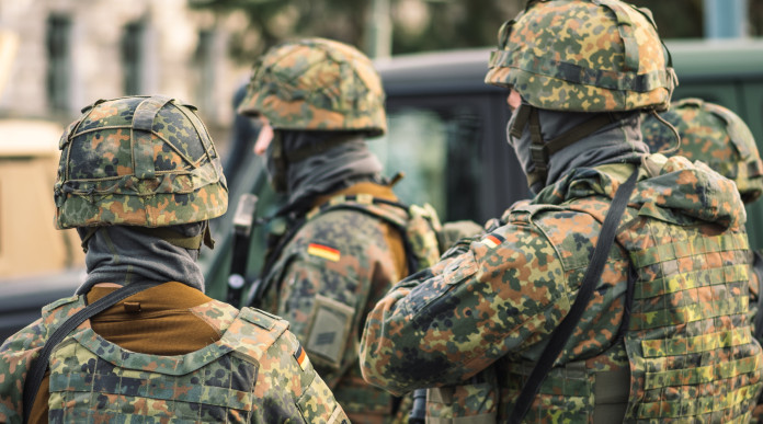 Governo tedesco approva proposta di riformare il servizio militare Governo tedesco approva proposta di riformare il servizio militare: gruppo di soldati della Germania