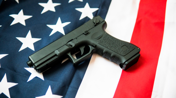 Quanti background check chiesti in America nei primi dieci mesi del 2025 Quanti background check chiesti in America nei primi dieci mesi del 2025 - pistola su bandiera americana