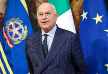 Governo approva decreto con riforma della legittima difesa Governo approva decreto con riforma della legittima difesa - ministro Carlo Nordio davanti a bandiere di Italia ed Europa