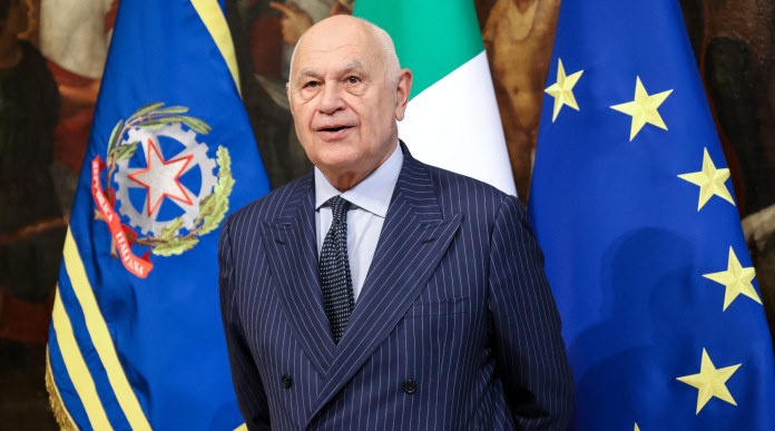 Governo approva decreto con riforma della legittima difesa Governo approva decreto con riforma della legittima difesa - ministro Carlo Nordio davanti a bandiere di Italia ed Europa